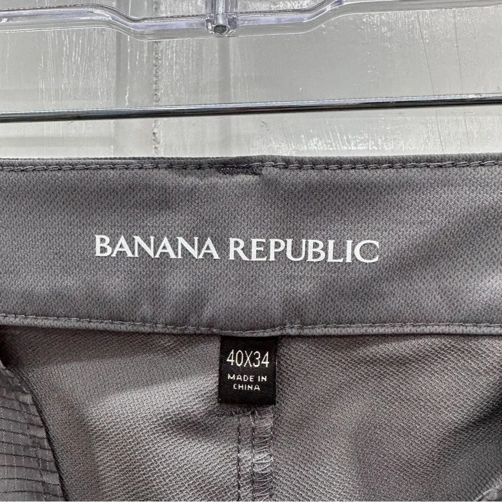 NWT Banana Republic flat front grey dress pants men's 40 x 34. lightweight comfy